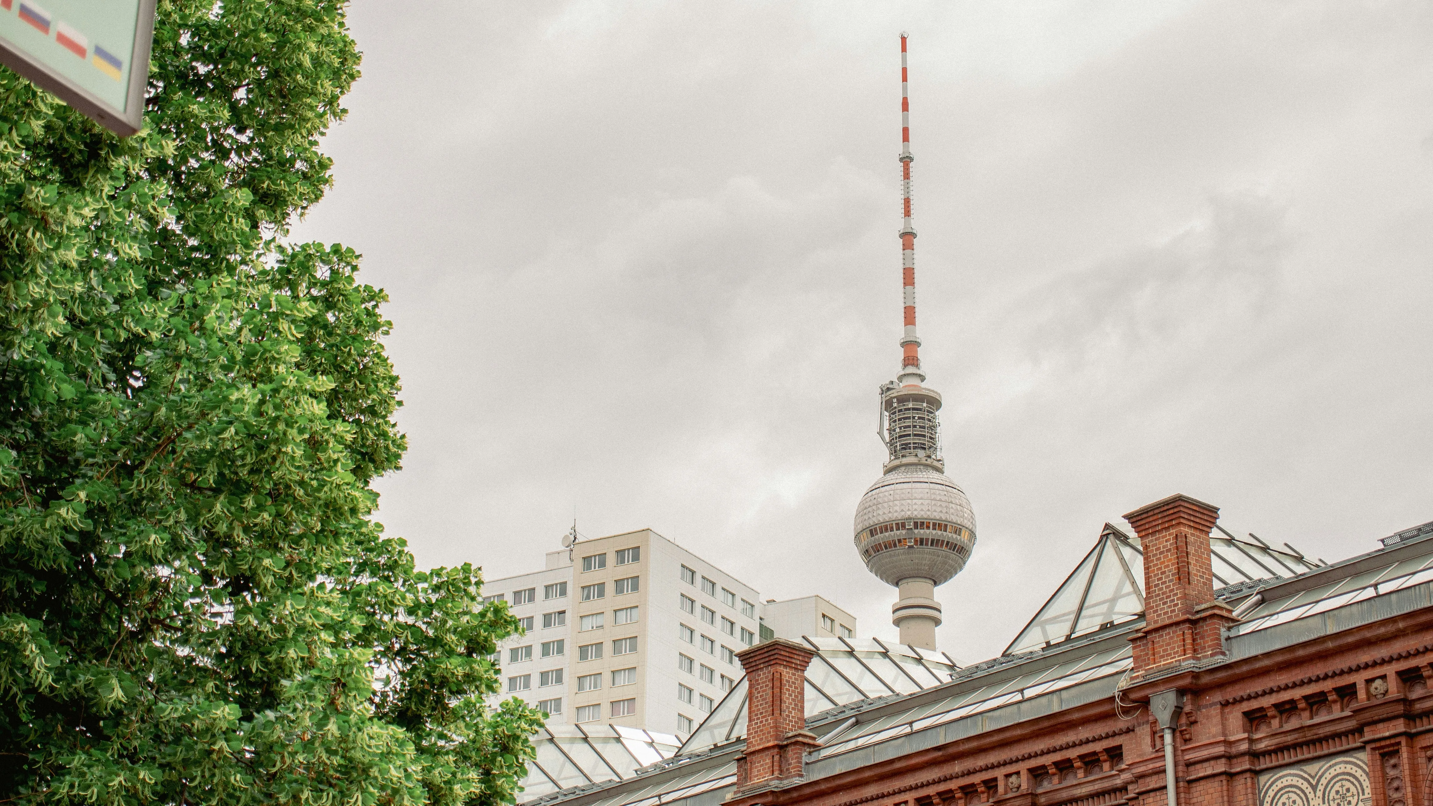 Berliner Fernsehturm über den Dächern von Mitte — Joos Gebäudereinigung